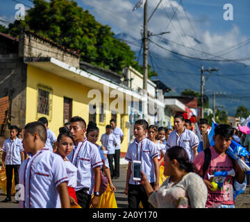 Gli adolescenti ispanici camminano/marciano nella parata del giorno dell'indipendenza del Guatemala Foto Stock