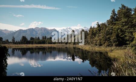Lago Matheson perfetto riflesso delle montagne in acque di lago chiaro Foto Stock
