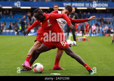 Londra, Regno Unito. Il 22 settembre, 2019. Roberto Firmino di Liverpool (R) affronta Sadio Mane di Liverpool (10) durante la pre-match warm up. Premier League, Chelsea v Liverpool a Stamford Bridge di Londra domenica 22 settembre 2019. Questa immagine può essere utilizzata solo per scopi editoriali. Solo uso editoriale, è richiesta una licenza per uso commerciale. Nessun uso in scommesse, giochi o un singolo giocatore/club/league pubblicazioni. pic da Steffan Bowen/ Credito: Andrew Orchard fotografia sportiva/Alamy Live News Foto Stock