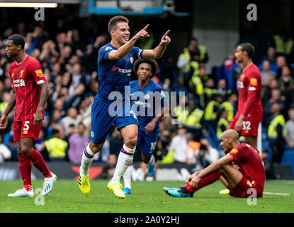 Londra, Regno Unito. Il 22 settembre, 2019. Cesar Azpilicueta del Chelsea celebra solo per VAR per disabilitare l' obiettivo durante il match di Premier League tra Chelsea e Liverpool a Stamford Bridge, Londra, Inghilterra il 22 settembre 2019. Foto di Liam McAvoy/prime immagini multimediali. Credito: prime immagini multimediali/Alamy Live News Foto Stock