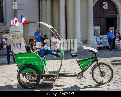 Velocityline Noleggio taxi in attesa per la custom in Michaelerplatz, Vienna, Austria. Foto Stock