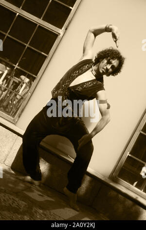 Bollywood dancer man over background urbano Foto Stock