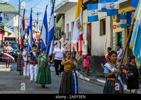 Gli adolescenti ispanici camminano/marciano nella parata del giorno dell'indipendenza del Guatemala Foto Stock