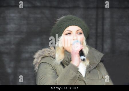 Il cantante e attivista ambientale, Charlotte Church, canta presso il popolo del Cambiamento Climatico marzo a Londra. Foto Stock