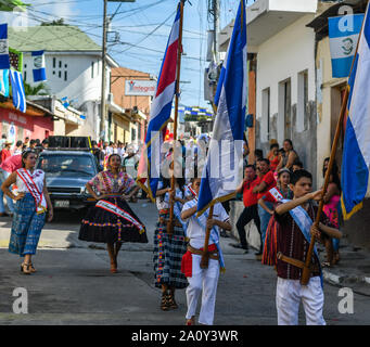 Gli adolescenti ispanici camminano/marciano nella parata del giorno dell'indipendenza del Guatemala Foto Stock