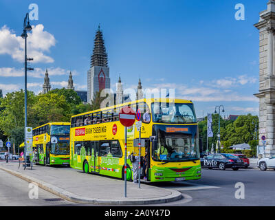 'L'Unvi Urbis' open top double-decker bus per il trasporto di turisti intorno a Vienna, Austria. Foto Stock