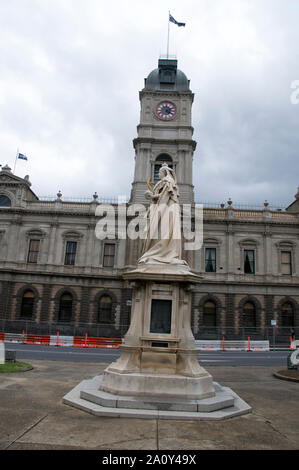 Statua della Regina Vittoria di fronte al municipio di Sturt Street a Ballarat, stato di Victoria, Australia. Foto Stock