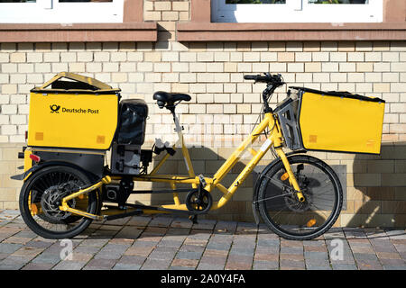 Deutsche Post trasporto elettrico bicicletta. Deutsche Post è un marchio di Deutsche Post AG utilizzato per la sua servizi di posta interna in Germania. Foto Stock