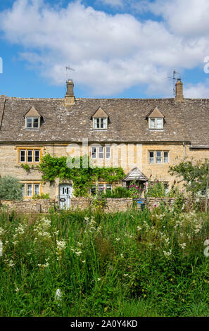 Fila di case in Lower Slaughter in Cotswolds, England, Regno Unito Foto Stock