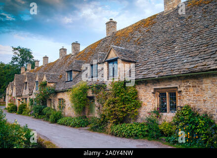Cottage sulla fila di Arlington a Bibury, Gloucestershire in Cotswolds, England, Regno Unito Foto Stock
