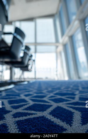 Luce, sunny boardroom con tubolare piegato sedie in acciaio e tappeti blu con disegno geometrico, all'Aga Khan Centro, Kings Cross, London, Regno Unito. Foto Stock