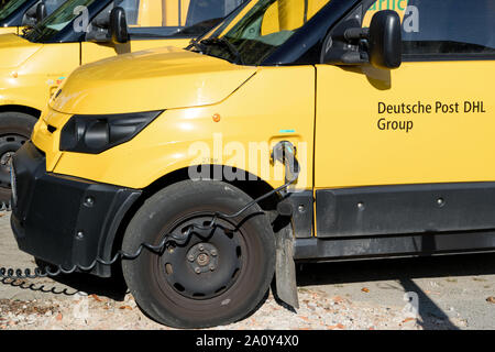 StreetScooter opera di Deutsche Post DHL in carica. Foto Stock