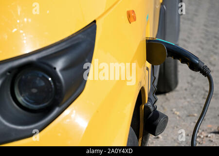 StreetScooter opera di Deutsche Post DHL in carica. Foto Stock