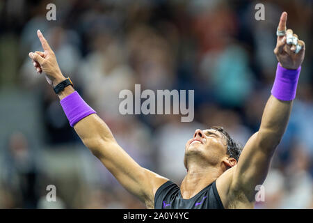 Rafael Nadal di Spagna le reazione emotiva dopo aver sconfitto il russo Daniil Medvedev della Russia in uomini singoli finali all'2019 US Open Tennis Championsh Foto Stock