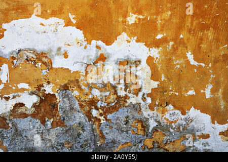 Intonaco danneggiato dall'umidità, dalla consistenza del vecchio muro Foto Stock