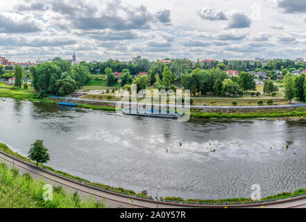 Riva destra str. Grodno, Bielorussia. 04 agosto 2019. Vista del fiume Neman terrapieno di Grodno. Il terrapieno è una costa sulla quale tutte le epoche della histor Foto Stock