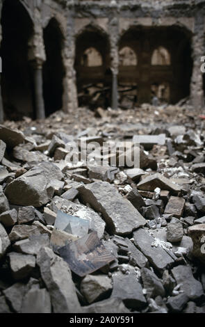 Il 31 maggio 1993 durante l'assedio di Sarajevo: l'interno del bruciato Galleria Nazionale di Arte Moderna e la libreria su Obala dei Kulina bana. Un paio di scartare le fotografie del musicista di Sarajevo, Mugdim Avdić Henda, giacciono sotto le macerie sul pavimento della camera centrale. Oggi questo è Sarajevo municipio della città. Foto Stock