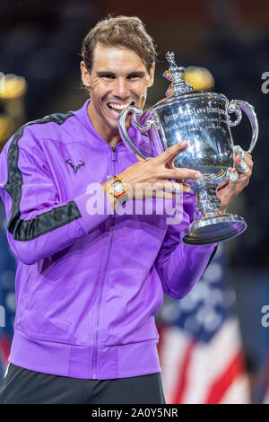 Rafael Nadal di Spagna con del vincitore del trofeo per Uomini Singoli finale al 2019 US Open Tennis Foto Stock