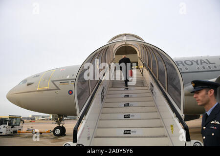 Il primo ministro Boris Johnson di salire a bordo del suo aereo a Heathrow Airport come egli teste fuori per l annuale Assemblea Generale delle Nazioni Unite a New York per discorsi e donatori bilaterali dove incontrerà i leader mondiali quali Donald Trump, Emmanuel Macron e Angela Merkel. Foto Stock