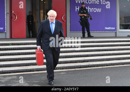 Il primo ministro Boris Johnson di salire a bordo del suo aereo a Heathrow Airport come egli teste fuori per l annuale Assemblea Generale delle Nazioni Unite a New York per discorsi e donatori bilaterali dove incontrerà i leader mondiali quali Donald Trump, Emmanuel Macron e Angela Merkel. Foto Stock