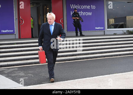 Il primo ministro Boris Johnson di salire a bordo del suo aereo a Heathrow Airport come egli teste fuori per l annuale Assemblea Generale delle Nazioni Unite a New York per discorsi e donatori bilaterali dove incontrerà i leader mondiali quali Donald Trump, Emmanuel Macron e Angela Merkel. Foto Stock