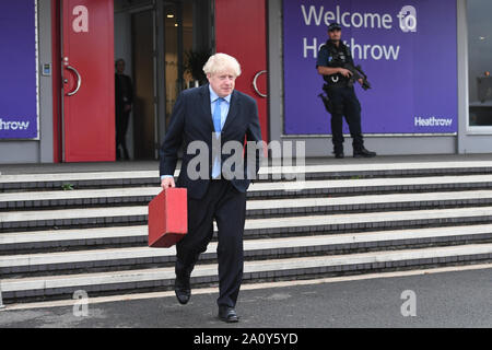 Il primo ministro Boris Johnson di salire a bordo del suo aereo a Heathrow Airport come egli teste fuori per l annuale Assemblea Generale delle Nazioni Unite a New York per discorsi e donatori bilaterali dove incontrerà i leader mondiali quali Donald Trump, Emmanuel Macron e Angela Merkel. Foto Stock