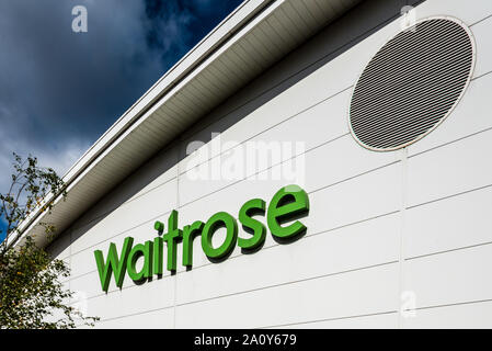 Logo Waitrose Supermarket, Waitrose Sign su un negozio Waitrose in Newmarket Suffolk Foto Stock