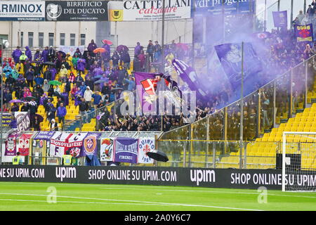 Parma, Italia, 22 settembre 2019, ventole fiorentina durante l'Atalanta Vs Fiorentina - Calcio italiano di Serie A uomini campionato - Credito: LPS/Alessio Tarpini/Alamy Live News Foto Stock