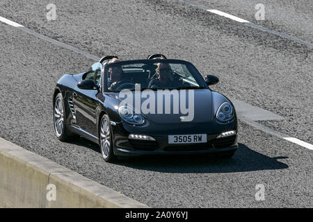 Una Porsche 911 convertibili in viaggio verso nord sulla autostrada M6 vicino a Garstang in Lancashire, Regno Unito. Foto Stock