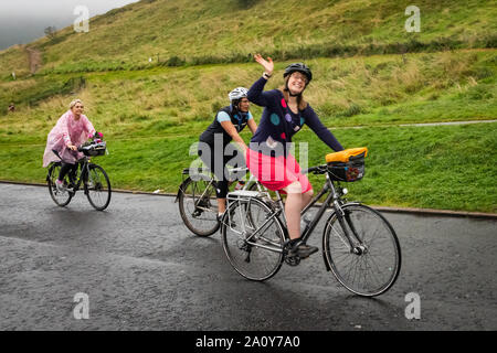 Edimburgo, Scozia. Domenica 22 settembre 2019. I partecipanti alla fantasia per donne in Bicicletta evento di Edimburgo, in Scozia. Voglia di donne in bicicletta è un annuale donne-solo la bicicletta evento tenutosi sul mondo la Giornata senza automobili. Voglia di donne in bicicletta è un evento per le donne, organizzata dalle donne per ricordare la gioia liberatrice del ciclismo e di ispirare un numero maggiore di donne a usare la bicicletta in città. La voglia di donne in Bicicletta è nato nel 2013 a Izmir, in Turchia e divenne un global movimento delle donne. Ogni anno le donne di fantasia in bicicletta è trattenuto sul mondo la Giornata senza automobili in 120 città in tutto il mondo. Foto Stock