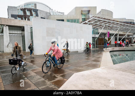 Edimburgo, Scozia. Domenica 22 settembre 2019. I partecipanti alla fantasia per donne in Bicicletta evento di Edimburgo, in Scozia. Voglia di donne in bicicletta è un annuale donne-solo la bicicletta evento tenutosi sul mondo la Giornata senza automobili. Voglia di donne in bicicletta è un evento per le donne, organizzata dalle donne per ricordare la gioia liberatrice del ciclismo e di ispirare un numero maggiore di donne a usare la bicicletta in città. La voglia di donne in Bicicletta è nato nel 2013 a Izmir, in Turchia e divenne un global movimento delle donne. Ogni anno le donne di fantasia in bicicletta è trattenuto sul mondo la Giornata senza automobili in 120 città in tutto il mondo. Foto Stock