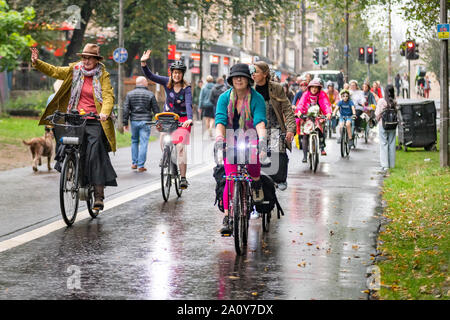 Edimburgo, Scozia. Domenica 22 settembre 2019. I partecipanti alla fantasia per donne in Bicicletta evento di Edimburgo, in Scozia. Voglia di donne in bicicletta è un annuale donne-solo la bicicletta evento tenutosi sul mondo la Giornata senza automobili. Voglia di donne in bicicletta è un evento per le donne, organizzata dalle donne per ricordare la gioia liberatrice del ciclismo e di ispirare un numero maggiore di donne a usare la bicicletta in città. La voglia di donne in Bicicletta è nato nel 2013 a Izmir, in Turchia e divenne un global movimento delle donne. Ogni anno le donne di fantasia in bicicletta è trattenuto sul mondo la Giornata senza automobili in 120 città in tutto il mondo. Foto Stock