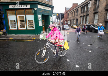 Edimburgo, Scozia. Domenica 22 settembre 2019. I partecipanti alla fantasia per donne in Bicicletta evento di Edimburgo, in Scozia. Voglia di donne in bicicletta è un annuale donne-solo la bicicletta evento tenutosi sul mondo la Giornata senza automobili. Voglia di donne in bicicletta è un evento per le donne, organizzata dalle donne per ricordare la gioia liberatrice del ciclismo e di ispirare un numero maggiore di donne a usare la bicicletta in città. La voglia di donne in Bicicletta è nato nel 2013 a Izmir, in Turchia e divenne un global movimento delle donne. Ogni anno le donne di fantasia in bicicletta è trattenuto sul mondo la Giornata senza automobili in 120 città in tutto il mondo. Foto Stock