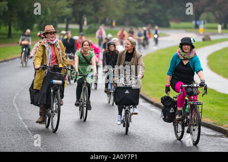 Edimburgo, Scozia. Domenica 22 settembre 2019. I partecipanti alla fantasia per donne in Bicicletta evento di Edimburgo, in Scozia. Voglia di donne in bicicletta è un annuale donne-solo la bicicletta evento tenutosi sul mondo la Giornata senza automobili. Voglia di donne in bicicletta è un evento per le donne, organizzata dalle donne per ricordare la gioia liberatrice del ciclismo e di ispirare un numero maggiore di donne a usare la bicicletta in città. La voglia di donne in Bicicletta è nato nel 2013 a Izmir, in Turchia e divenne un global movimento delle donne. Ogni anno le donne di fantasia in bicicletta è trattenuto sul mondo la Giornata senza automobili in 120 città in tutto il mondo. Foto Stock