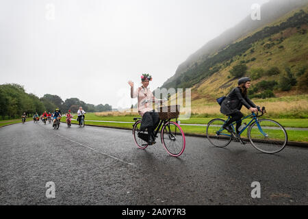 Edimburgo, Scozia. Domenica 22 settembre 2019. I partecipanti alla fantasia per donne in Bicicletta evento di Edimburgo, in Scozia. Voglia di donne in bicicletta è un annuale donne-solo la bicicletta evento tenutosi sul mondo la Giornata senza automobili. Voglia di donne in bicicletta è un evento per le donne, organizzata dalle donne per ricordare la gioia liberatrice del ciclismo e di ispirare un numero maggiore di donne a usare la bicicletta in città. La voglia di donne in Bicicletta è nato nel 2013 a Izmir, in Turchia e divenne un global movimento delle donne. Ogni anno le donne di fantasia in bicicletta è trattenuto sul mondo la Giornata senza automobili in 120 città in tutto il mondo. Foto Stock