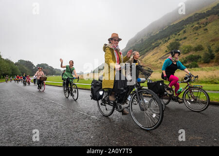 Edimburgo, Scozia. Domenica 22 settembre 2019. I partecipanti alla fantasia per donne in Bicicletta evento di Edimburgo, in Scozia. Voglia di donne in bicicletta è un annuale donne-solo la bicicletta evento tenutosi sul mondo la Giornata senza automobili. Voglia di donne in bicicletta è un evento per le donne, organizzata dalle donne per ricordare la gioia liberatrice del ciclismo e di ispirare un numero maggiore di donne a usare la bicicletta in città. La voglia di donne in Bicicletta è nato nel 2013 a Izmir, in Turchia e divenne un global movimento delle donne. Ogni anno le donne di fantasia in bicicletta è trattenuto sul mondo la Giornata senza automobili in 120 città in tutto il mondo. Foto Stock