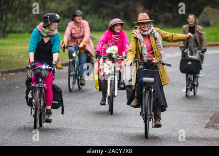 Edimburgo, Scozia. Domenica 22 settembre 2019. I partecipanti alla fantasia per donne in Bicicletta evento di Edimburgo, in Scozia. Voglia di donne in bicicletta è un annuale donne-solo la bicicletta evento tenutosi sul mondo la Giornata senza automobili. Voglia di donne in bicicletta è un evento per le donne, organizzata dalle donne per ricordare la gioia liberatrice del ciclismo e di ispirare un numero maggiore di donne a usare la bicicletta in città. La voglia di donne in Bicicletta è nato nel 2013 a Izmir, in Turchia e divenne un global movimento delle donne. Ogni anno le donne di fantasia in bicicletta è trattenuto sul mondo la Giornata senza automobili in 120 città in tutto il mondo. Foto Stock