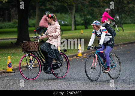 Edimburgo, Scozia. Domenica 22 settembre 2019. I partecipanti alla fantasia per donne in Bicicletta evento di Edimburgo, in Scozia. Voglia di donne in bicicletta è un annuale donne-solo la bicicletta evento tenutosi sul mondo la Giornata senza automobili. Voglia di donne in bicicletta è un evento per le donne, organizzata dalle donne per ricordare la gioia liberatrice del ciclismo e di ispirare un numero maggiore di donne a usare la bicicletta in città. La voglia di donne in Bicicletta è nato nel 2013 a Izmir, in Turchia e divenne un global movimento delle donne. Ogni anno le donne di fantasia in bicicletta è trattenuto sul mondo la Giornata senza automobili in 120 città in tutto il mondo. Foto Stock