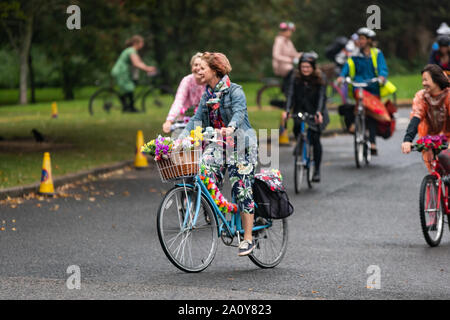 Edimburgo, Scozia. Domenica 22 settembre 2019. I partecipanti alla fantasia per donne in Bicicletta evento di Edimburgo, in Scozia. Voglia di donne in bicicletta è un annuale donne-solo la bicicletta evento tenutosi sul mondo la Giornata senza automobili. Voglia di donne in bicicletta è un evento per le donne, organizzata dalle donne per ricordare la gioia liberatrice del ciclismo e di ispirare un numero maggiore di donne a usare la bicicletta in città. La voglia di donne in Bicicletta è nato nel 2013 a Izmir, in Turchia e divenne un global movimento delle donne. Ogni anno le donne di fantasia in bicicletta è trattenuto sul mondo la Giornata senza automobili in 120 città in tutto il mondo. Foto Stock