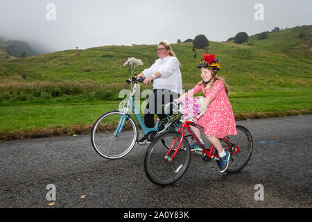 Edimburgo, Scozia. Domenica 22 settembre 2019. I partecipanti alla fantasia per donne in Bicicletta evento di Edimburgo, in Scozia. Voglia di donne in bicicletta è un annuale donne-solo la bicicletta evento tenutosi sul mondo la Giornata senza automobili. Voglia di donne in bicicletta è un evento per le donne, organizzata dalle donne per ricordare la gioia liberatrice del ciclismo e di ispirare un numero maggiore di donne a usare la bicicletta in città. La voglia di donne in Bicicletta è nato nel 2013 a Izmir, in Turchia e divenne un global movimento delle donne. Ogni anno le donne di fantasia in bicicletta è trattenuto sul mondo la Giornata senza automobili in 120 città in tutto il mondo. Foto Stock