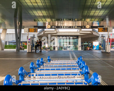 Zurich, Svizzera - 22 Luglio 2018: Carrelli bagagli di fronte all'edificio aeroportuale Foto Stock