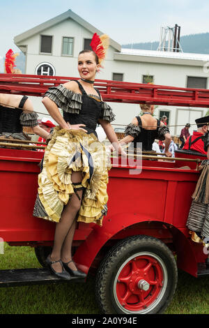 Nord America; Canada; Yukon Territory; Yukon River; Canada parata del giorno; storica Dawson City; Can-Can sul ballerino Firetruck. Foto Stock