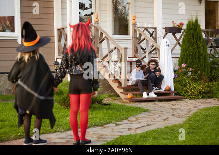 Multi-gruppo etnico di riunione per bambini all'aperto su Halloween per andare trucco o trattare insieme, spazio di copia Foto Stock