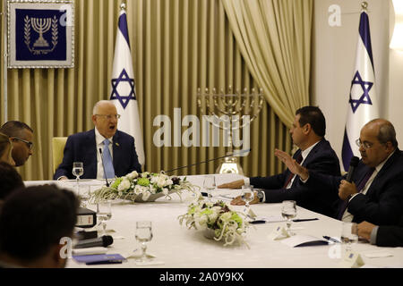 Presidente israeliano Reuven Rivlin ascolta i membri dell'elenco comune di Ayman Odeh (2nd-R) e Ahmad Tibi (R) durante una riunione di consultazione, per decidere a chi compito con il tentativo di formare un nuovo governo, in Gerusalemme la Domenica, Settembre 22, 2019. Piscina Foto di Menahem Kahana/UPI Foto Stock
