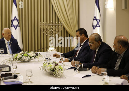 Presidente israeliano Reuven Rivlin ascolta i membri dell'elenco comune di Ayman Odeh (3rd-R), Ahmad Tibi (2nd-R) e Mansour Abbas (R) durante una riunione di consultazione, per decidere a chi compito con il tentativo di formare un nuovo governo, in Gerusalemme la Domenica, Settembre 22, 2019. Piscina Foto di Menahem Kahana/UPI Foto Stock