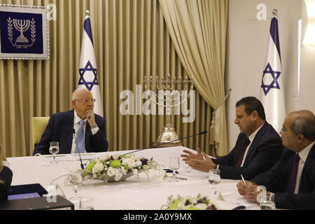 Presidente israeliano Reuven Rivlin ascolta i membri dell'elenco comune di Ayman Odeh (2nd-R) e Ahmad Tibi (R) durante una riunione di consultazione, per decidere a chi compito con il tentativo di formare un nuovo governo, in Gerusalemme la Domenica, Settembre 22, 2019. Piscina Foto di Menahem Kahana/UPI Foto Stock