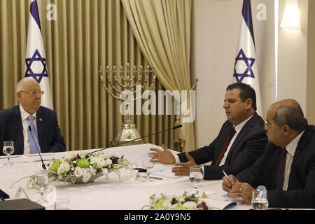 Presidente israeliano Reuven Rivlin ascolta i membri dell'elenco comune di Ayman Odeh (2nd-R) e Ahmad Tibi (R) durante una riunione di consultazione, per decidere a chi compito con il tentativo di formare un nuovo governo, in Gerusalemme la Domenica, Settembre 22, 2019. Piscina Foto di Menahem Kahana/UPI Foto Stock