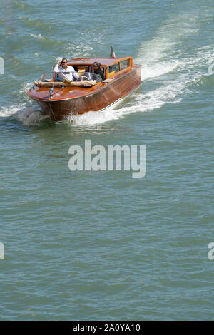 Con un taxi acqueo, Venezia, Italia Foto Stock