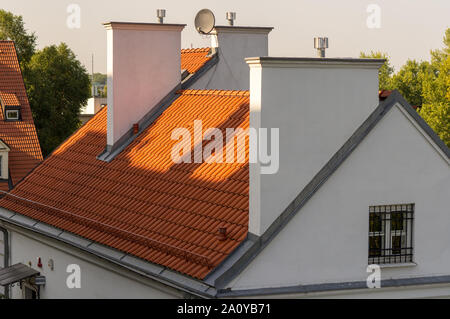 Il tetto di una casa privata coperta con rosso di piastrelle di ceramica. Foto Stock