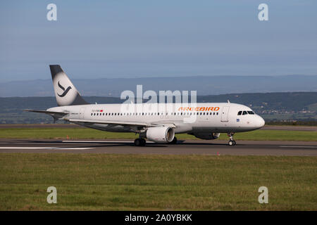 FreeBird TC-FBV, Airbus A320-214, sulla pista di Bristol Airport Foto Stock